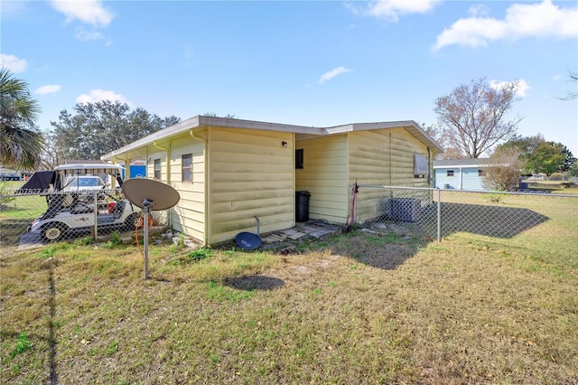 view of front of home featuring a front lawn