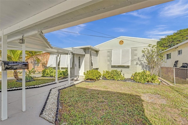 view of front facade featuring a front yard