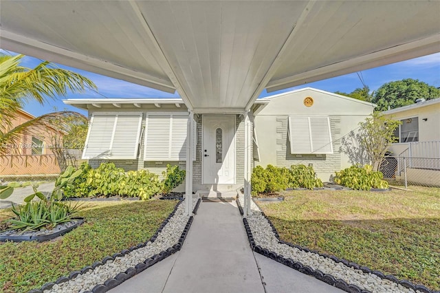 view of front of home featuring a front yard