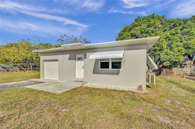 view of front of house featuring a front yard and a garage