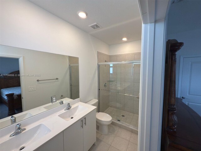 bathroom featuring a shower with shower curtain, vanity, and toilet