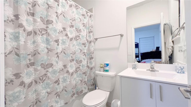 ensuite bathroom with vanity, toilet, a shower with curtain, and connected bathroom