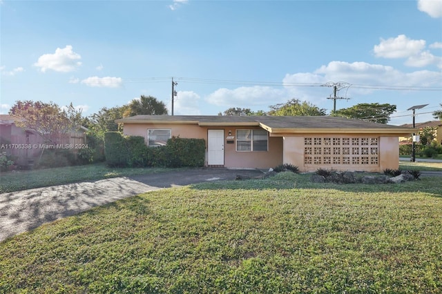 ranch-style home featuring a front yard