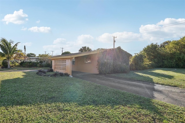 view of front of house featuring a front lawn