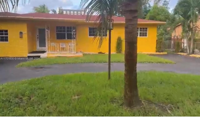 view of front of property featuring a front yard