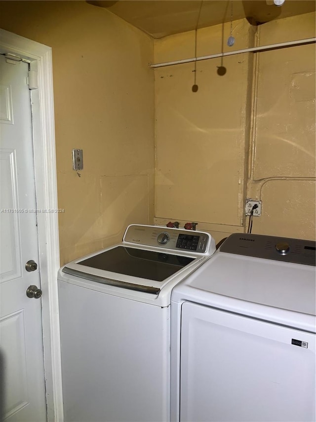 washroom with washing machine and dryer