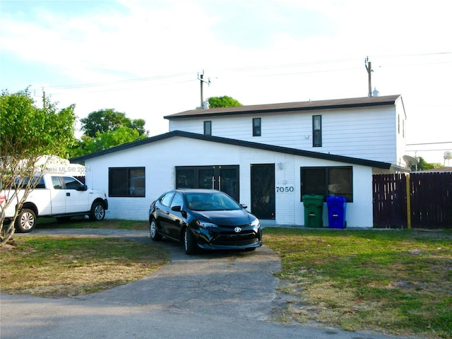 view of front facade featuring a front yard