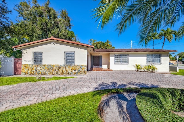 view of front of property with a front lawn