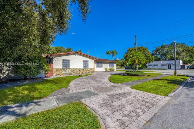 view of front of house featuring a front yard