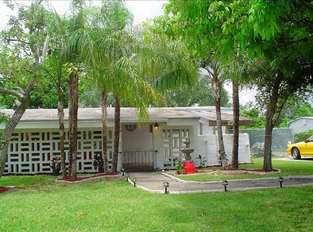 single story home with a front yard