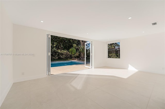 unfurnished room featuring light tile patterned flooring