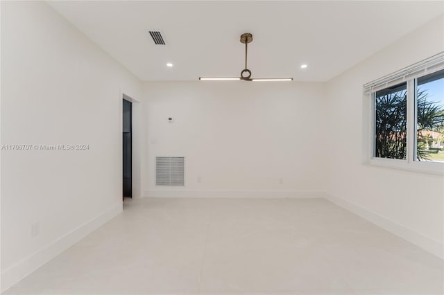 unfurnished room with ceiling fan