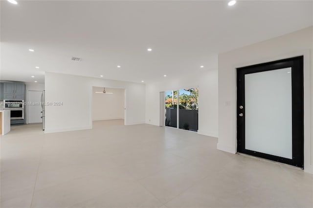 empty room featuring ceiling fan