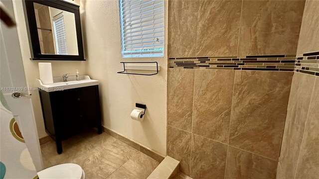 bathroom with curtained shower and toilet