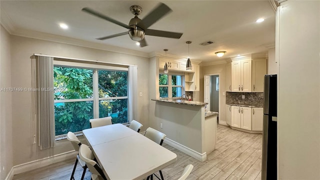 dining area featuring crown molding, ceiling fan, light hardwood / wood-style flooring, and sink