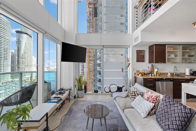 living room featuring sink and a towering ceiling