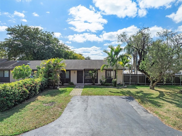 single story home featuring a front lawn