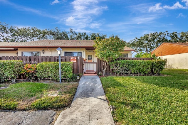 view of front of home featuring a front lawn