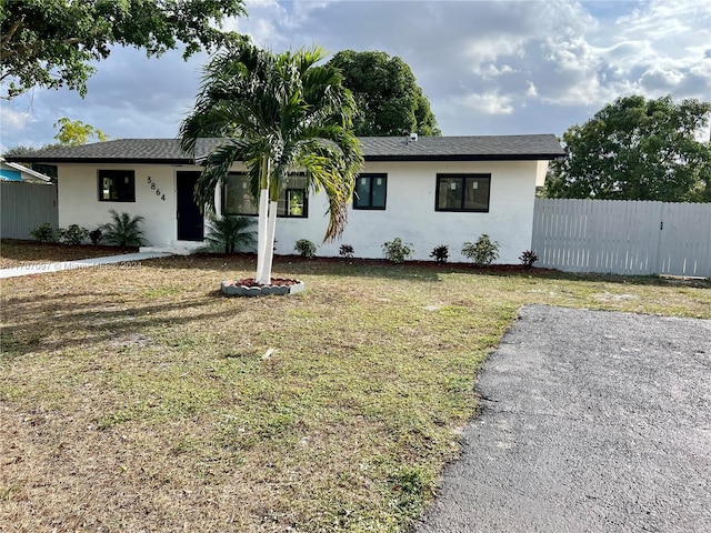 single story home featuring a front yard