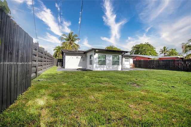 back of house featuring a lawn