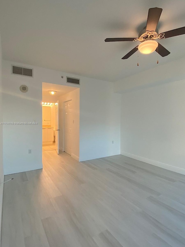 unfurnished room featuring light wood-type flooring and ceiling fan