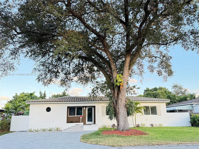 view of front facade featuring a front yard