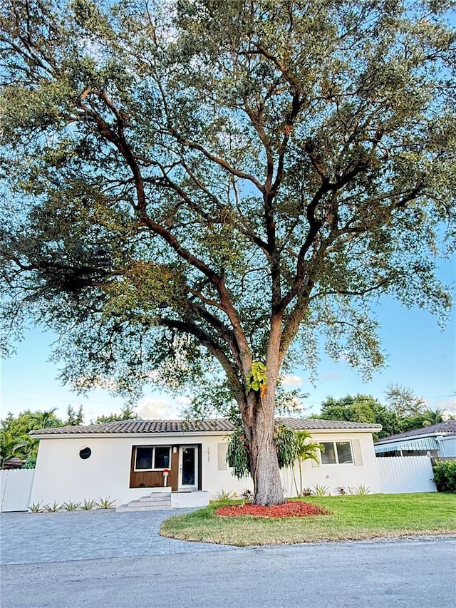 view of front of house with a front lawn