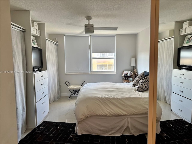 bedroom featuring ceiling fan and a textured ceiling