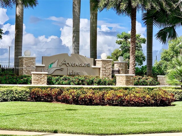 community / neighborhood sign featuring a lawn