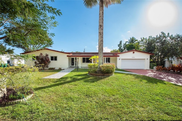 view of front of house featuring a front lawn and a garage