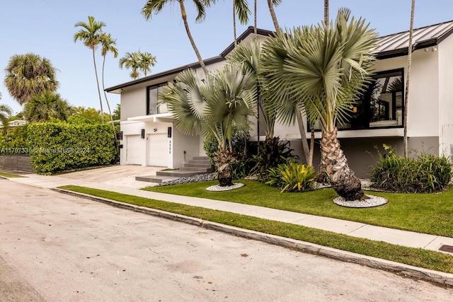 view of front facade featuring a front lawn and a garage