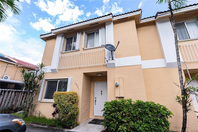 view of front facade with a balcony