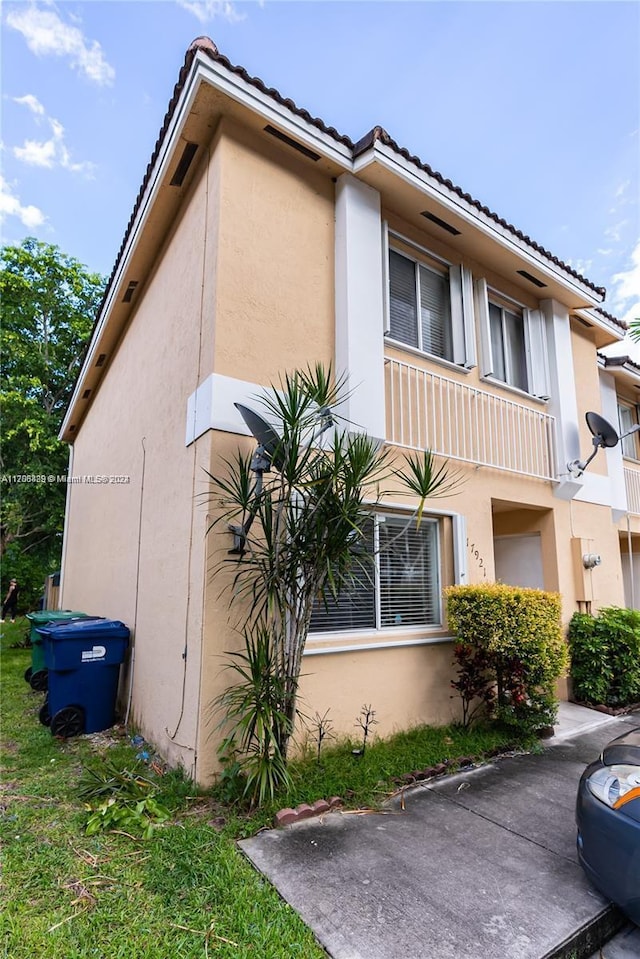 17921 SW 140th Ct Unit 17921, Miami, FL 33177 - view of side of property featuring stucco siding and a tiled roof