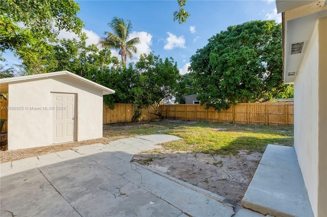 view of yard featuring a patio