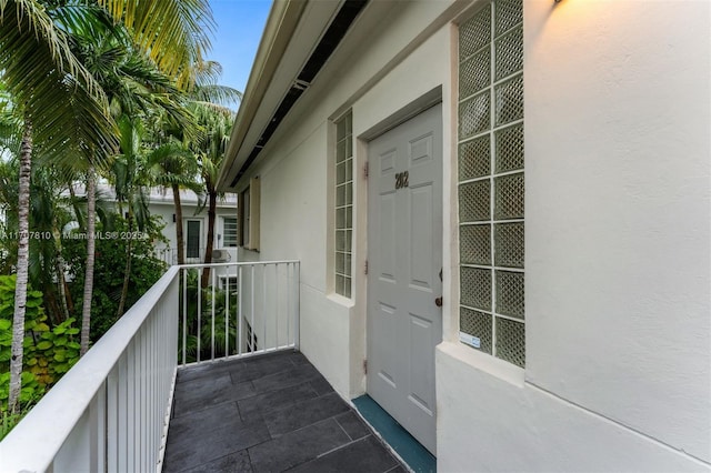 property entrance featuring a balcony