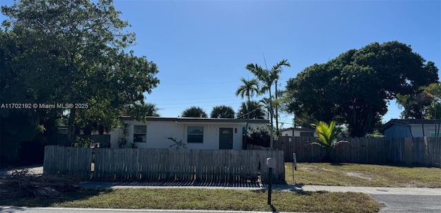 view of front of home with a fenced front yard
