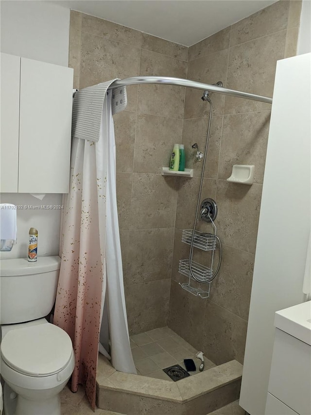 bathroom featuring a shower with curtain, vanity, and toilet