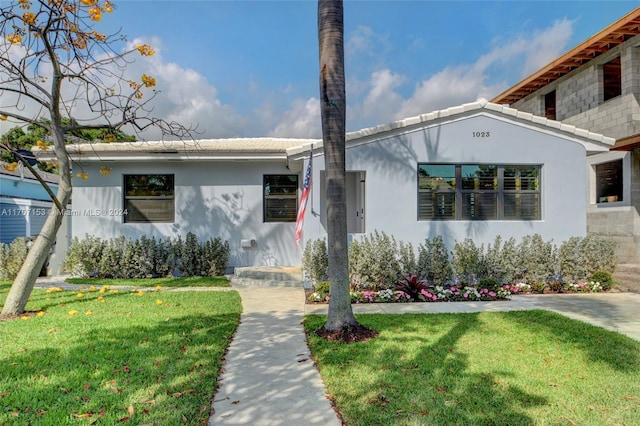 view of front of house featuring a front yard