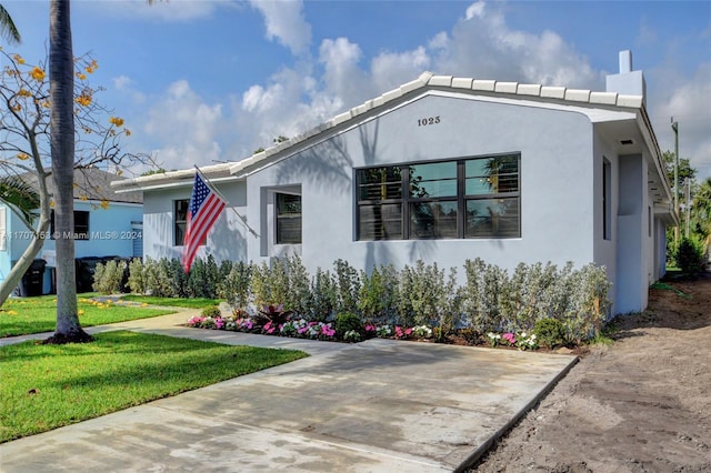 view of front of home with a front lawn