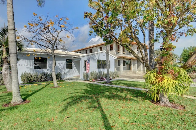 view of front of property featuring a front lawn