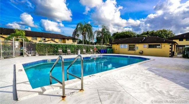 view of swimming pool featuring a patio