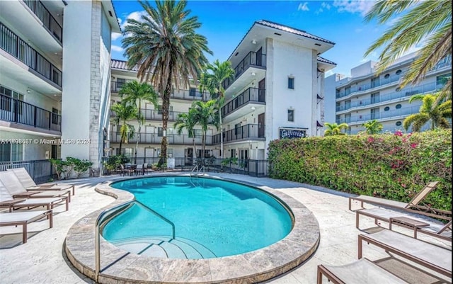 view of swimming pool featuring a patio