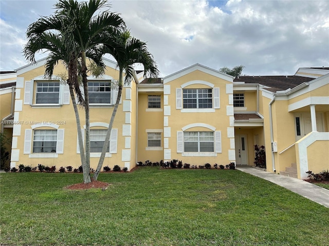 view of front of property featuring a front lawn