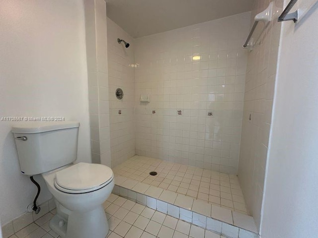 bathroom featuring tiled shower, tile patterned floors, and toilet