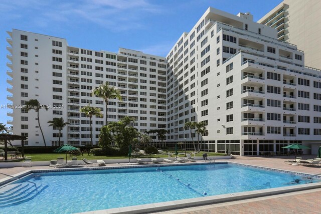 5005 Collins Ave Unit 425, Miami Beach, FL 33140 - view of community pool