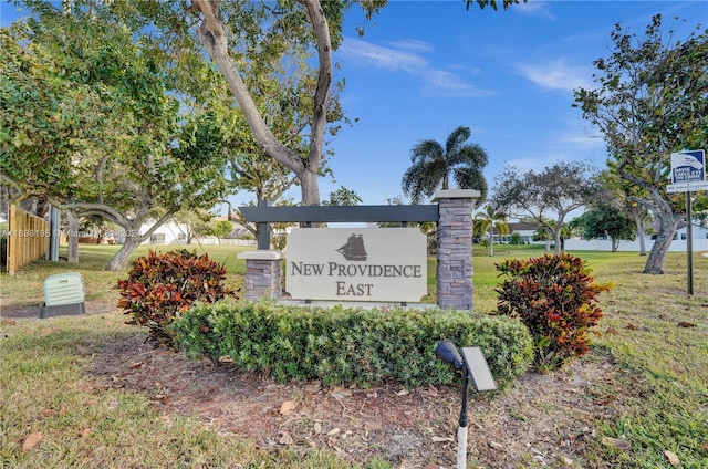 community sign with a lawn