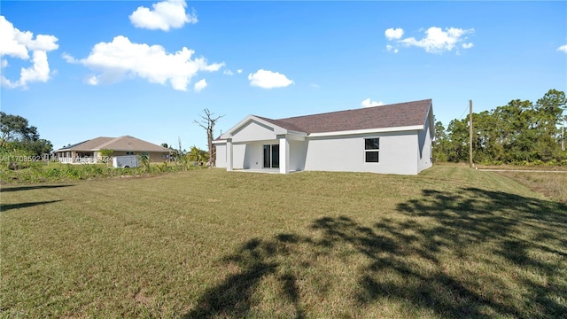 back of house featuring a lawn