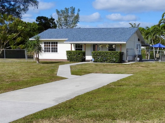 ranch-style home featuring a front yard