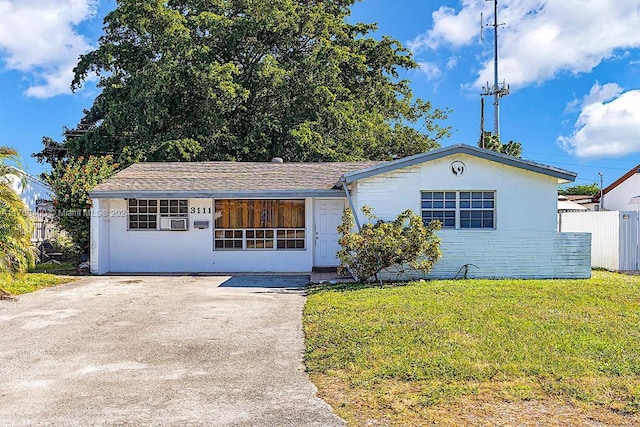 ranch-style home featuring a front lawn