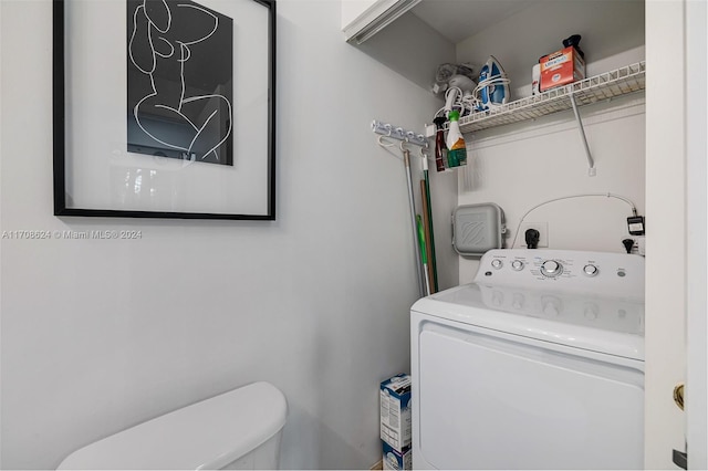 clothes washing area with washer / clothes dryer